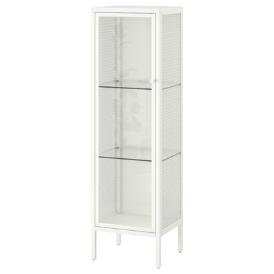Une vitrine en verre blanc BAGGEBO avec un design en maille, avec deux étagères en verre.