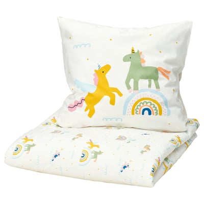 Une parure de lit pour enfants IKEA BARNDRÖM blanche avec des licornes et des arcs-en-ciel colorés.