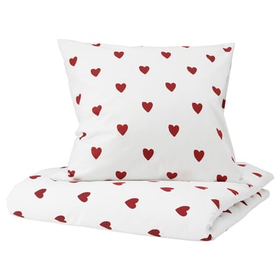 Ensemble de couette et d’oreiller blanc à motifs de cœurs avec des cœurs rouges. Fabriqué en coton doux, idéal pour les lits d’enfants.