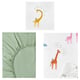 Parure de lit enfant sur le thème des girafes : 1 drap-housse vert, 2 housses de couette imprimé girafe. Coton doux, motifs blancs et colorés.