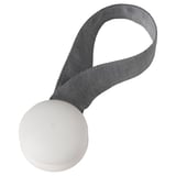 Une attache en tissu gris appelée BERGKLEMATIS avec des extrémités magnétiques blanches pour retenir les rideaux.