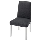 Une chaise rembourrée moderne, gris foncé, nommée BERGMUND avec un revêtement en polyester recyclé et des pieds en métal blanc.