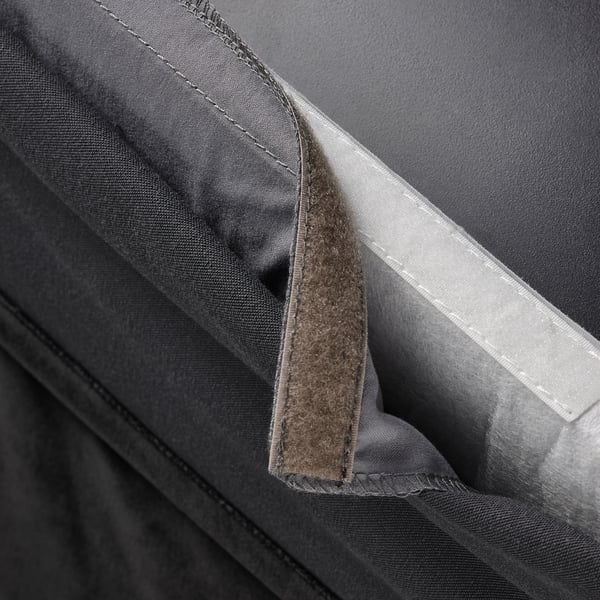 Gros plan de la housse de chaise en velours noir, douce, amovible, lavable, avec détail de couture.