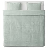 Une parure de lit BERGPALM en vert clair avec un motif rayé, posée sur un lit, en 100 % coton.