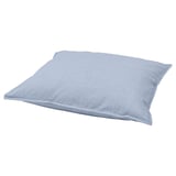 Taie d’oreiller carrée rayée bleu clair avec fermeture enveloppe, en 100 % coton doux, reposant à plat.