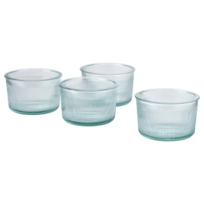 Quatre tasses en verre recyclé vert au design ondulé, de forme large et basse ; BERGVATTNET par hanna-kaarina heikkilä.