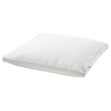 Un coussin BERGVEN blanc, de forme rectangulaire, avec un double passepoil sur les bords. Il combine un garnissage en duvet et en plumes pour le maintien.
