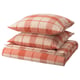 Option : Une pile de linge de lit BESKSÖTEMAL en flanelle à carreaux rouge-brun avec deux oreillers et une housse de couette pliée.