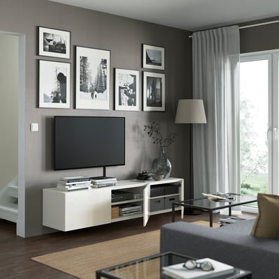 Meuble TV BESTÅ blanc moderne avec 3 étagères réglables pour une gestion soignée des câbles et un rangement polyvalent.