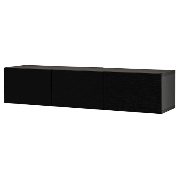Un banc TV BESTÅ noir à trois portes, offrant des solutions de rangement et de gestion des câbles.