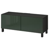 Un banc TV ikea BESTÅ en noir-brun avec des portes en verre vert foncé. Il dispose de deux portes et d’étagères réglables pour un rangement organisé.