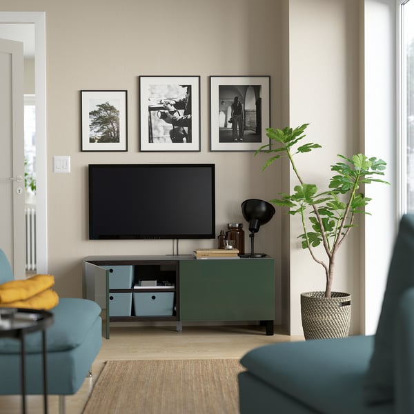 Salon moderne avec banc TV BESTÅ, étagères réglables, télévision à écran plat et décoration.