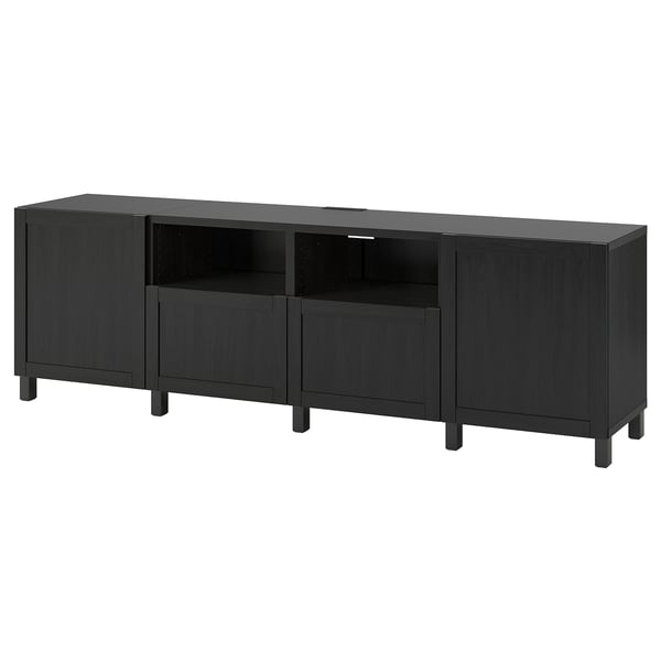 Un meuble TV noir ikea BESTÅ avec des rangements ouverts et fermés, un design moderne, des lignes épurées, quatre pieds, des étagères réglables et une gestion intégrée des câbles.
