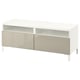 Un banc TV BESTÅ blanc avec deux tiroirs en miroir et des étagères ouvertes. Il a un design élégant et moderne avec des pieds en métal pour l’élévation.