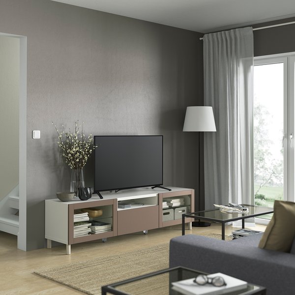 Salon moderne avec meuble TV gris BESTÅ, tv, lampe et vase. Rideaux gris, table basse et canapé.