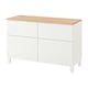 Un buffet BESTÅ blanc avec un plateau en bois et deux tiroirs. Il a un design moderne et minimaliste avec des lignes épurées et des pieds légers.
