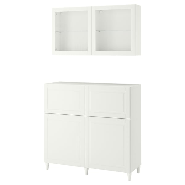 Ensemble d’armoires BESTÅ blanches avec présentoir en verre et étagères murales.