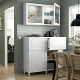 Cuisine moderne avec rangement BESTÅ, présentoir aux portes vitrées, tiroirs pour cacher le rangement.