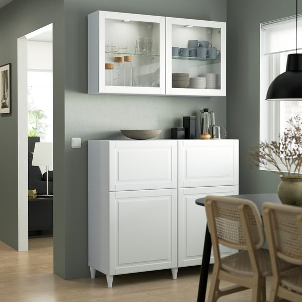 Armoire moderne BESTÅ dans une pièce vert sauge, avec dessus et tiroirs en verre.