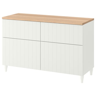 Un buffet BESTÅ blanc avec un plateau en bois, aux lignes épurées et au design moderne, parfait pour le rangement et l’exposition.
