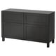 Un buffet BESTÅ noir avec quatre panneaux, deux tiroirs et un design minimaliste.