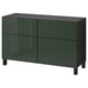 Buffet BESTÅ vert moderne avec quatre portes et pieds foncés.