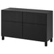 Buffet BESTÅ noir, rectangulaire, avec quatre grandes portes de rangement et deux tiroirs. Fabriqué à partir de panneaux de particules et de finitions en bois.