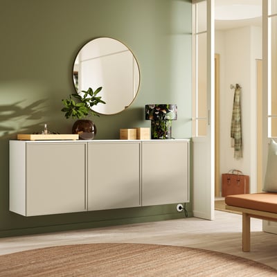 Buffet BESTÅ blanc avec des accents verts, mural, trois meubles. Complimente les murs verts et la décoration.
