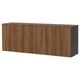 Un buffet ikea BESTÅ de couleur bois naturel de forme rectangulaire et quatre portes d’armoire en bois, offrant un grand espace de rangement.