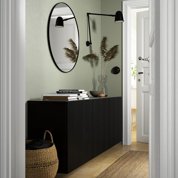 Armoire BESTÅ noire avec miroir, livres, herbes, panier