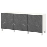 Un buffet ikea BESTÅ blanc avec trois portes aspect marbre gris et des pieds métalliques.