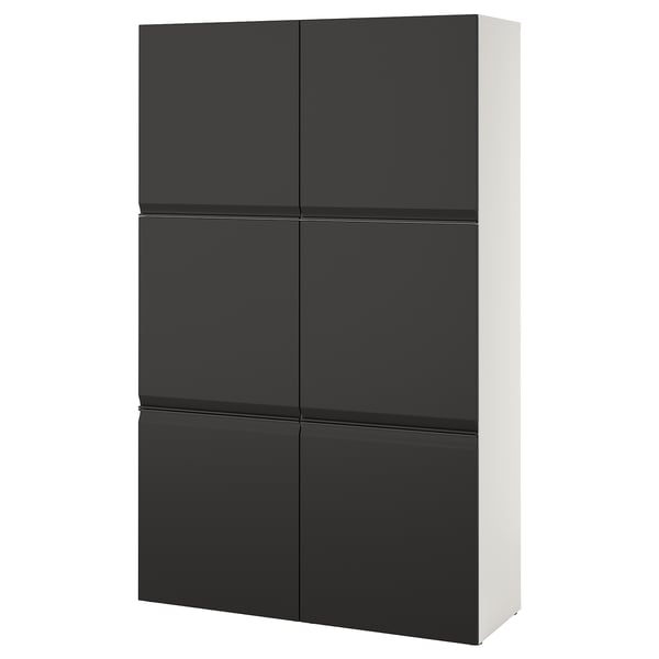 Cette image est une armoire ikea BESTÅ en noir. Il a six portes et est de forme rectangulaire. Le design est élégant et moderne, idéal pour le stockage.