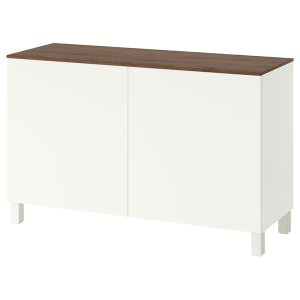 Buffet BESTÅ blanc avec plateau en bois, pieds carrés, deux portes pour le rangement.