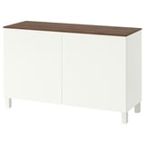 Buffet BESTÅ blanc avec plateau en bois, pieds carrés, deux portes pour le rangement.