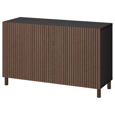 Un buffet ikea BESTÅ en noir et chêne. Son rectangulaire à rainures verticales, repose sur quatre pieds.
