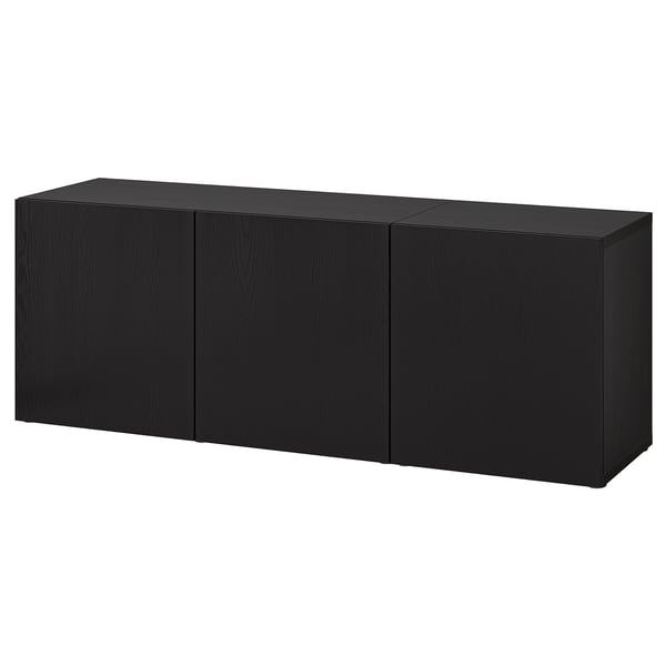 Un buffet ikea BESTÅ noir au design minimaliste, doté de trois compartiments de rangement fermés et d’une forme rectangulaire.