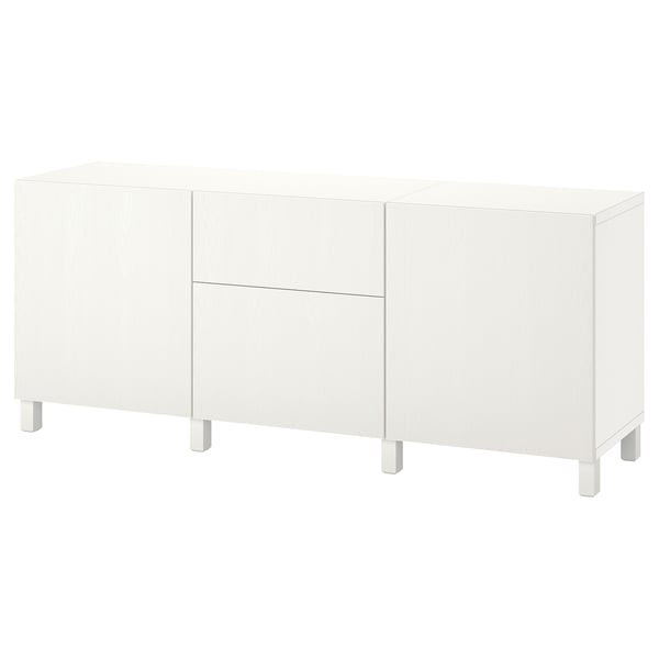Un buffet BESTÅ blanc cassé au design épuré, doté de deux portes et de tiroirs, soutenus par des pieds apparents.