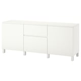 Un buffet blanc ikea BESTÅ à trois sections, avec des étagères et des tiroirs.