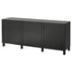Buffet BESTÅ noir moderne. Forme rectangulaire, quatre portes, deux tiroirs. Fabriqué à partir de panneaux de particules et de fibres. Idéal pour le stockage.