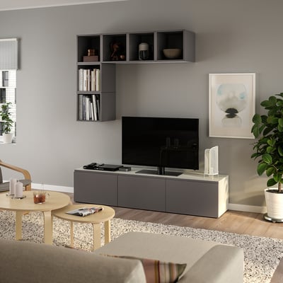 Salon moderne avec banc TV BESTÅ, médias, livres et plantes.