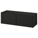 Une unité de rangement BESTÅ rectangulaire gris foncé. Son design épuré, ses deux portes et son look minimaliste, idéal pour les espaces modernes.