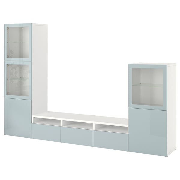Rangement Ikea BESTÅ blanc et bleu clair. Moderne, rectangulaire avec des portes en verre, des étagères et des tiroirs pour la télévision et les articles de décoration.