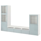 Rangement Ikea BESTÅ blanc et bleu clair. Moderne, rectangulaire avec des portes en verre, des étagères et des tiroirs pour la télévision et les articles de décoration.