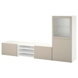 Un meuble de rangement TV BESTÅ en blanc et beige. Il s’agit d’un banc TV bas, d’une armoire haute et d’une étagère ouverte, disposés pour un stockage multimédia optimal.