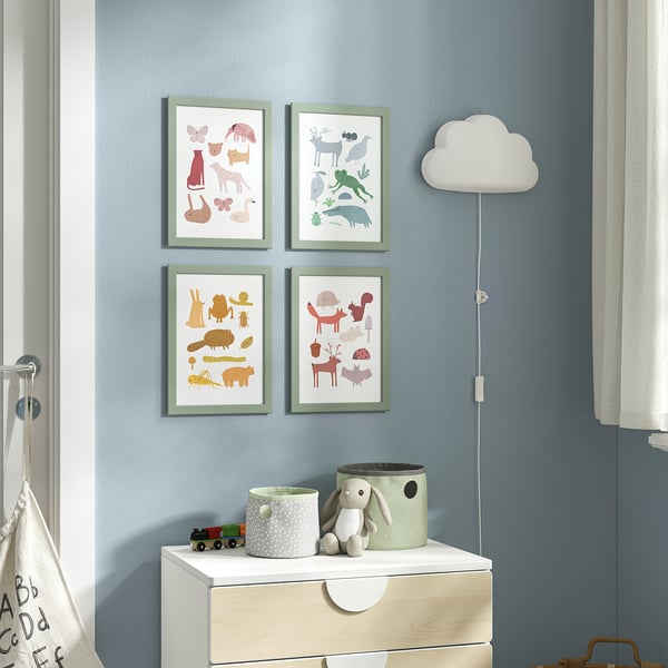 Chambre d’enfant avec des motifs d’animaux, lampe à nuages, coffre à jouets.