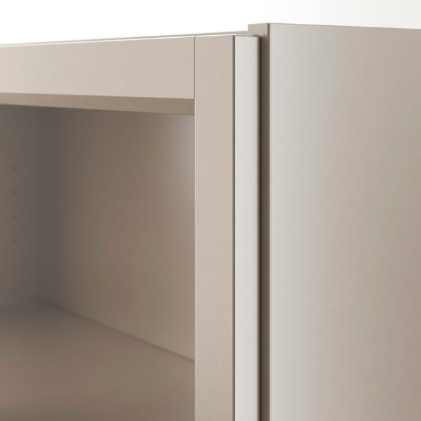 Un gros plan d’une bibliothèque BILLY moderne et beige, mettant en valeur son design épuré et ses matériaux robustes.