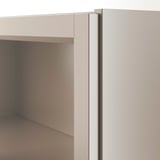 Un gros plan d’une bibliothèque BILLY moderne et beige, mettant en valeur son design épuré et ses matériaux robustes.