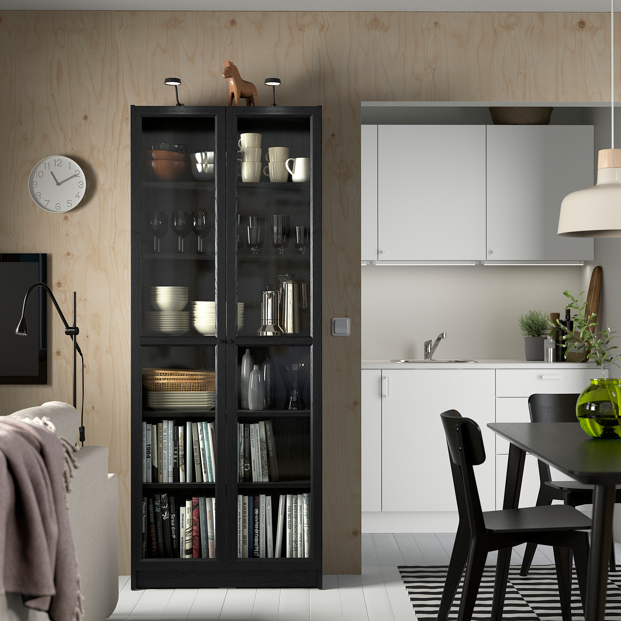 Chambre moderne avec bibliothèque BLY, vaisselle, verres, livres, horloge.