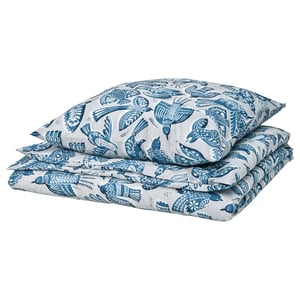 Parure de lit BITTERSÖTA : oiseaux bleus sur gris clair, tissu lisse, rectangulaire, pliée.