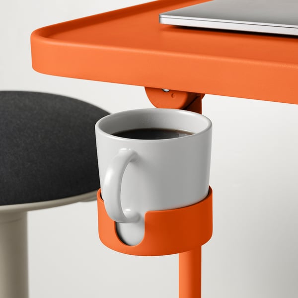 Support pour ordinateur portable orange avec hauteur réglable, dessus incliné et porte-tasse blanc attaché.